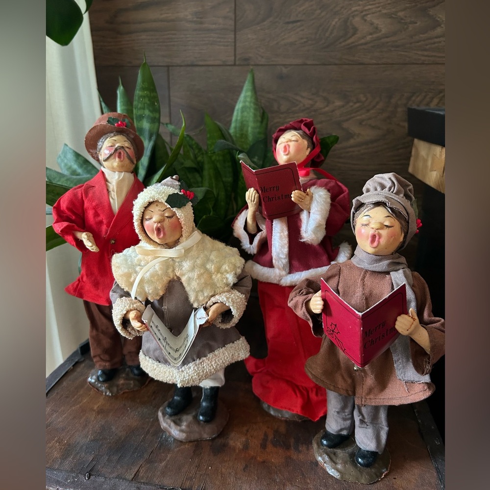 Figurines vintage Noël Hiver famille chanteurs
Carolers Family Dickens Era